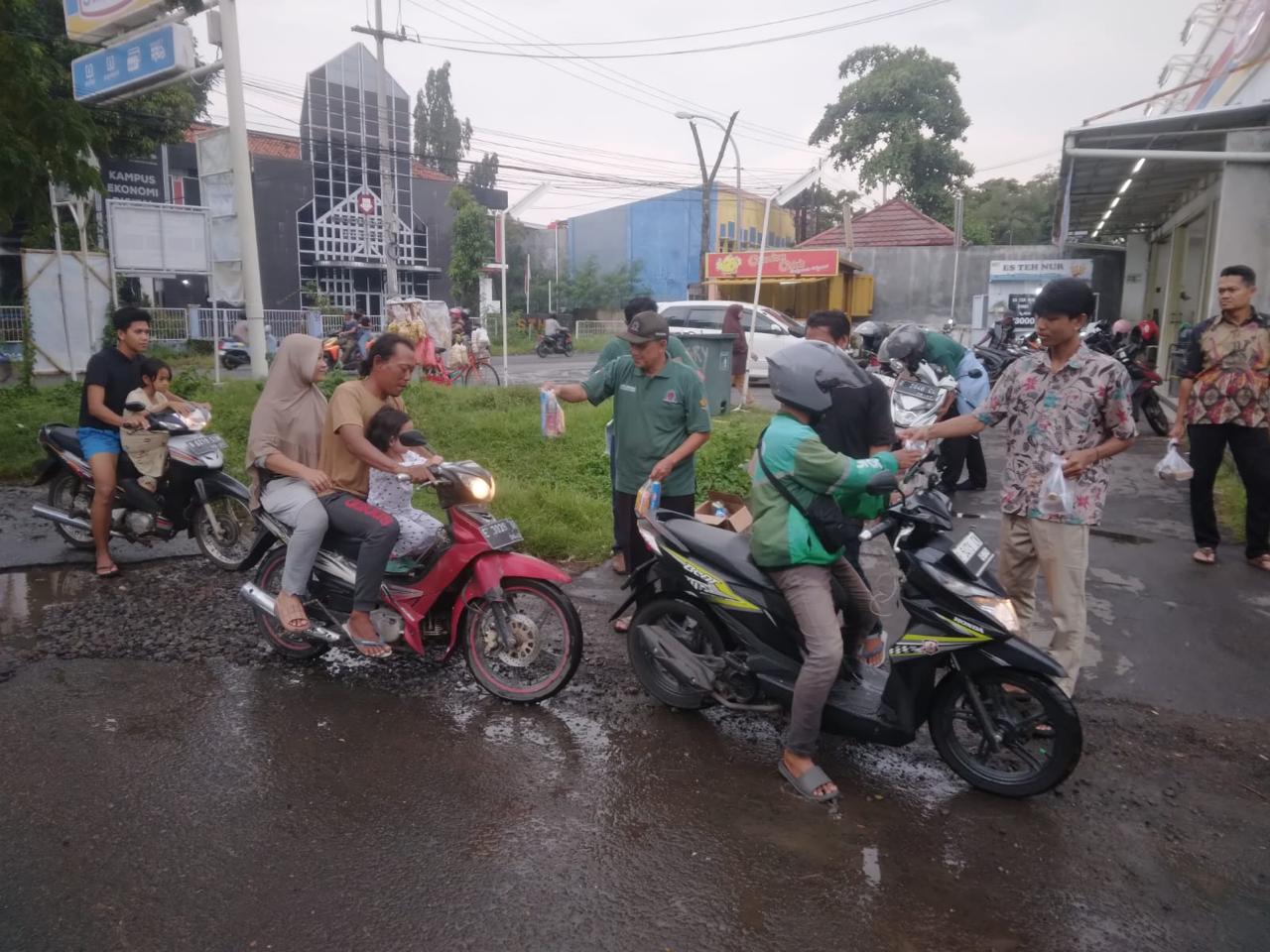 LPM Kembali Bagikan Takjil ke Warga Nuansa Majasem