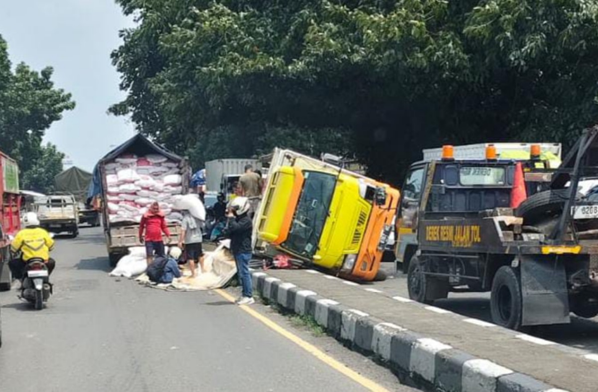 Truk Muatan 9 Ton Kedelai Terguling di Jembatan Kanggraksan Cirebon, As Roda Patah