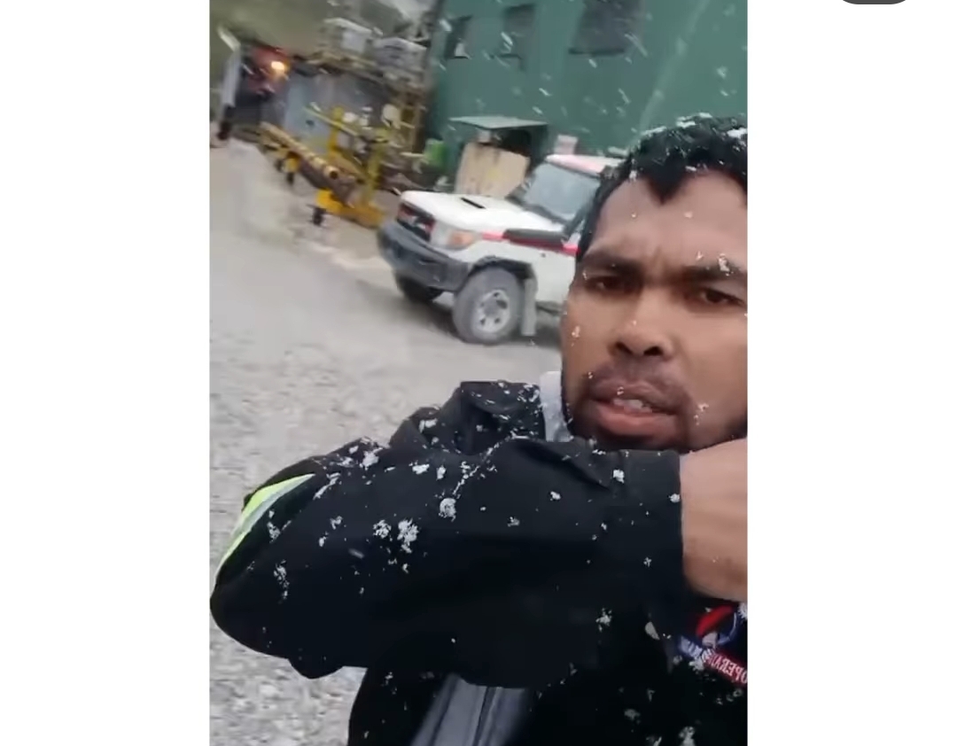VIRAL! Hujan Salju di Grasberg Papua, Diabadikan Pekerja PT Freeport