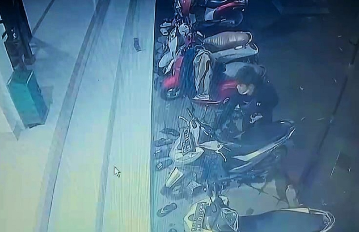 Selesai Salat Subuh, Motor Jamaah Masjid di Cirebon Raib: Aksi Pencuri Terekam CCTV