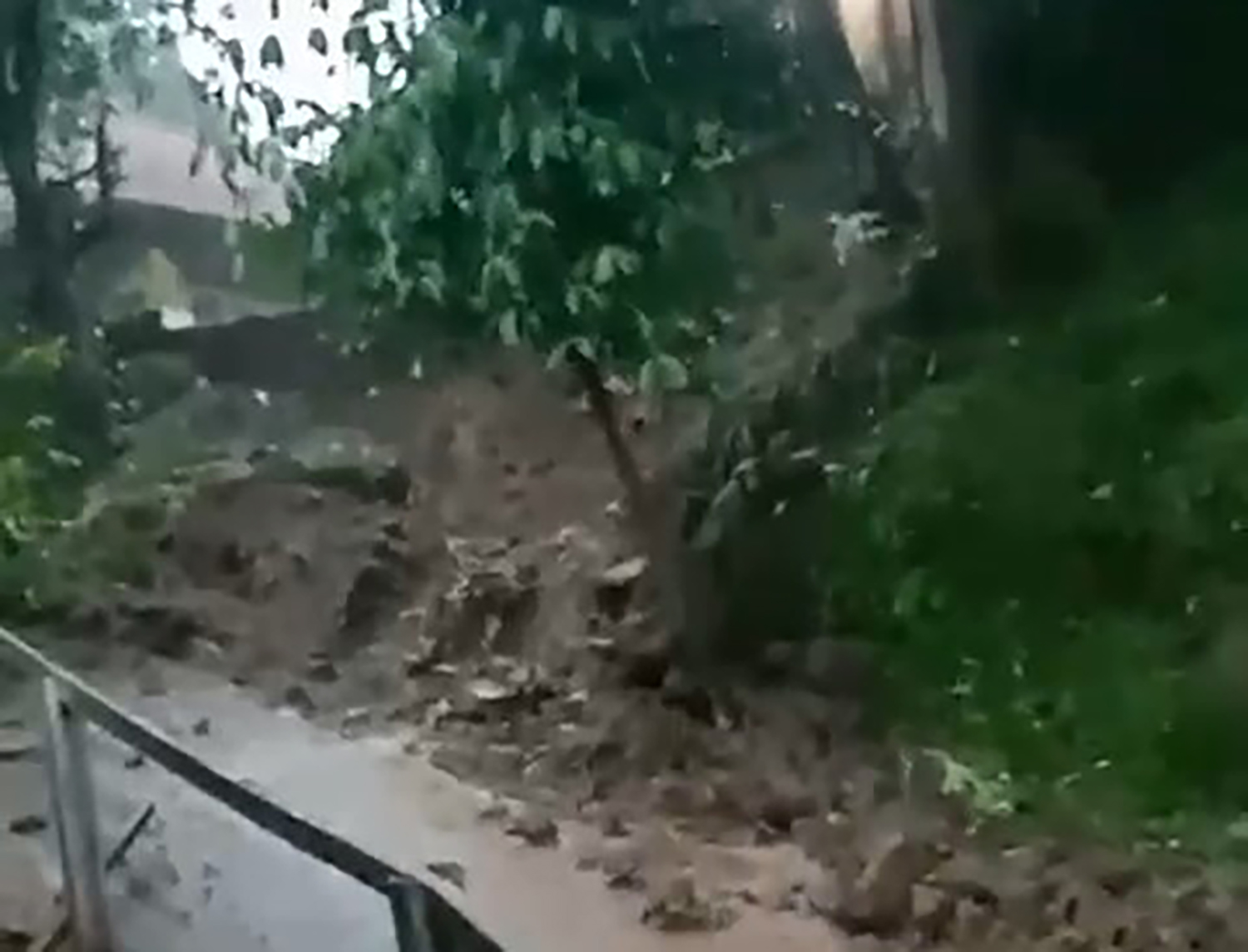 Tanah Longsor Tutup Jalan di Dusun Buah Bedul Kaler Kecamatan Greged