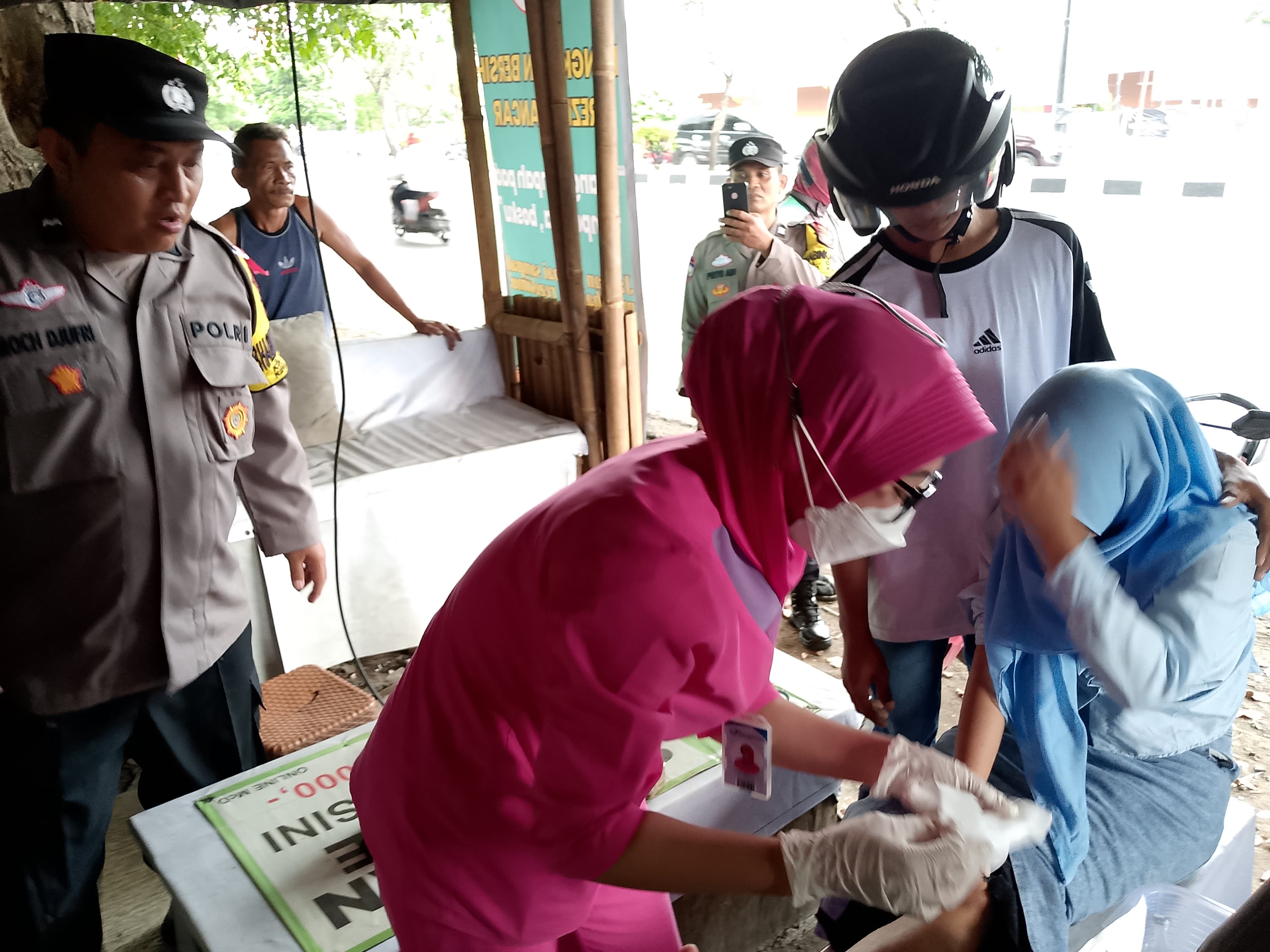 Pengendara Motor Terjatuh di Perempatan Pemuda Cirebon, Tim Medis Lakukan Penanganan Cepat