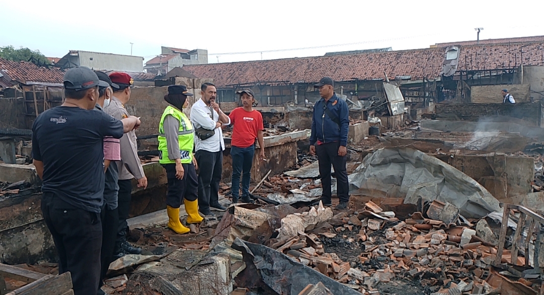 Polresta Cirebon Olah TKP Pasar Lemahabang Kulon Pasca Kebakaran, Amankan Sejumlah BB