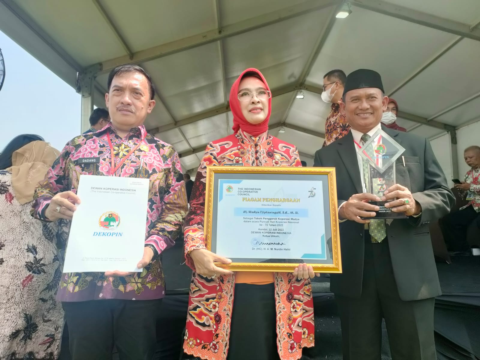 Wabup Cirebon Dapat Penghargaan Tokoh Penggerak Koperasi