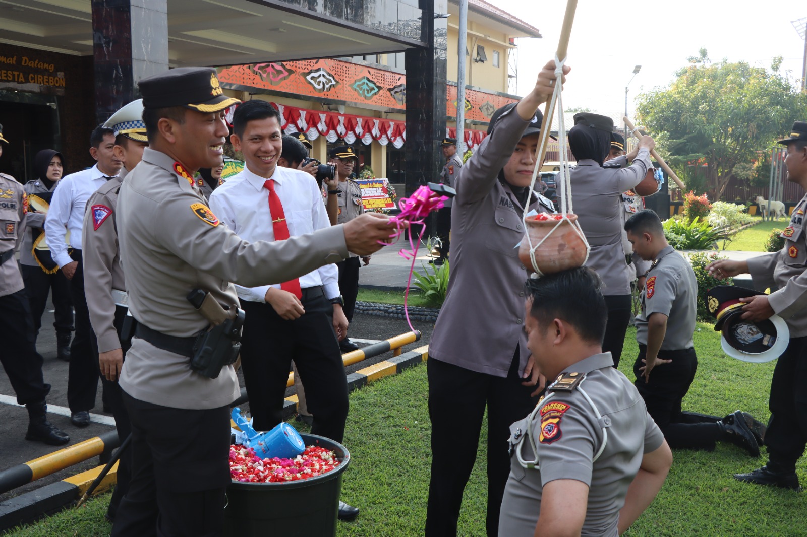 Naik Pangkat, 35 Anggota Polisi di Polresta Cirebon Diguyur Mandi Bunga