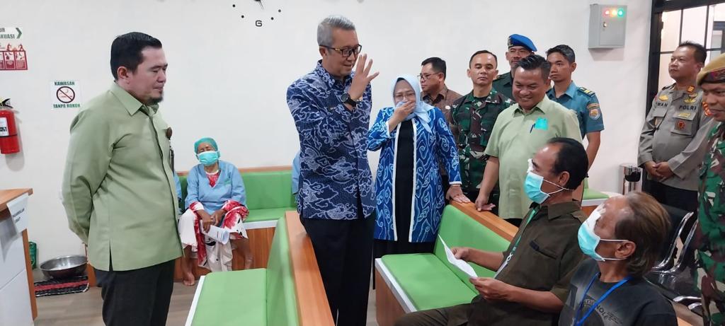 Perumda Farmasi Gelar Operasi Katarak 