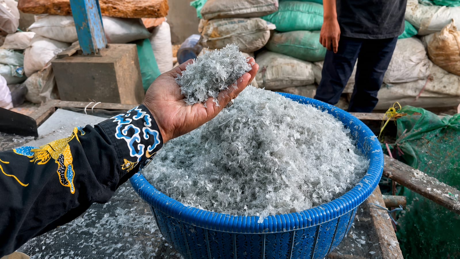 Mesin Cacah Menderu di Blok Barat, Babakan Pasok 2 Ton Biji Plastik Saban Hari