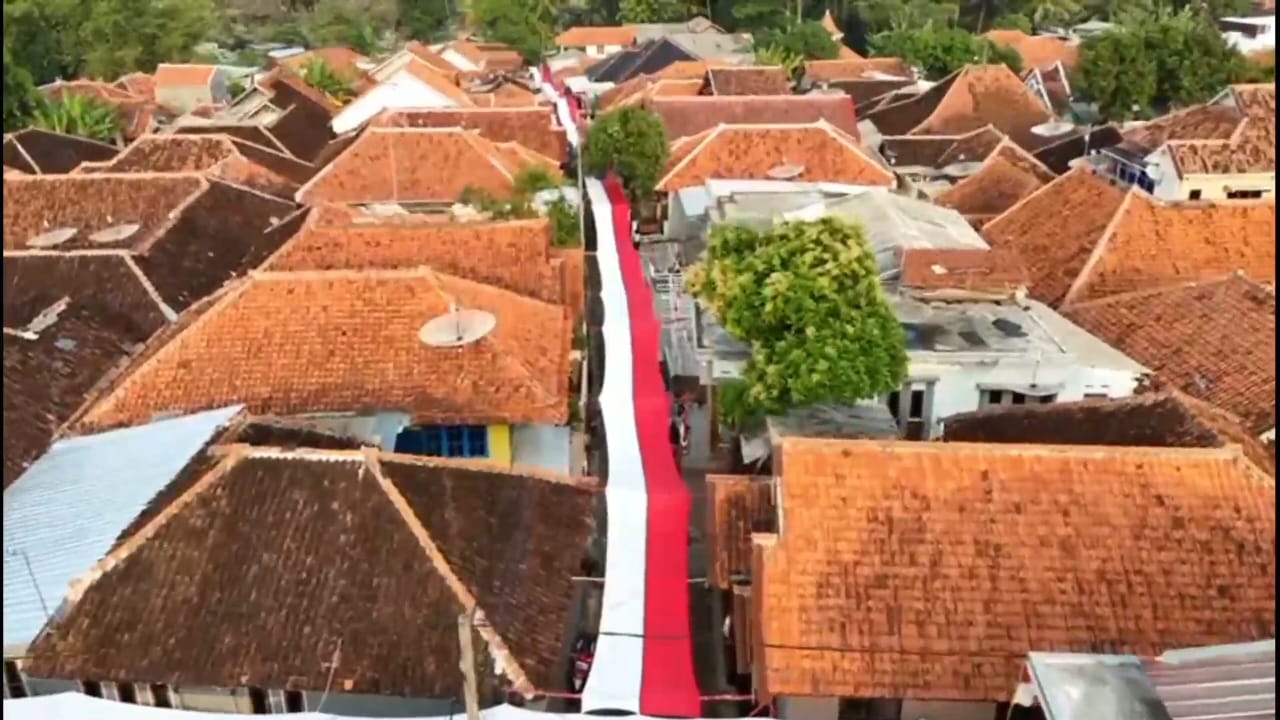 Semarak HUT RI ke-80 di Kuningan, Warga Pasang Bendera Jumbo Sepanjang 1 Kilometer