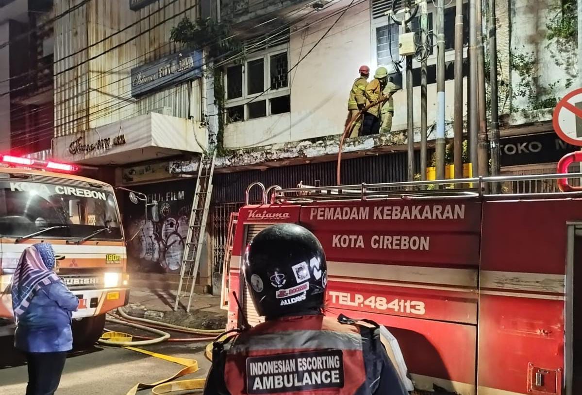 Si Jago Merah Melahap Toko di Pasuketan Cirebon, Begini Keterangan Saksi Mata 