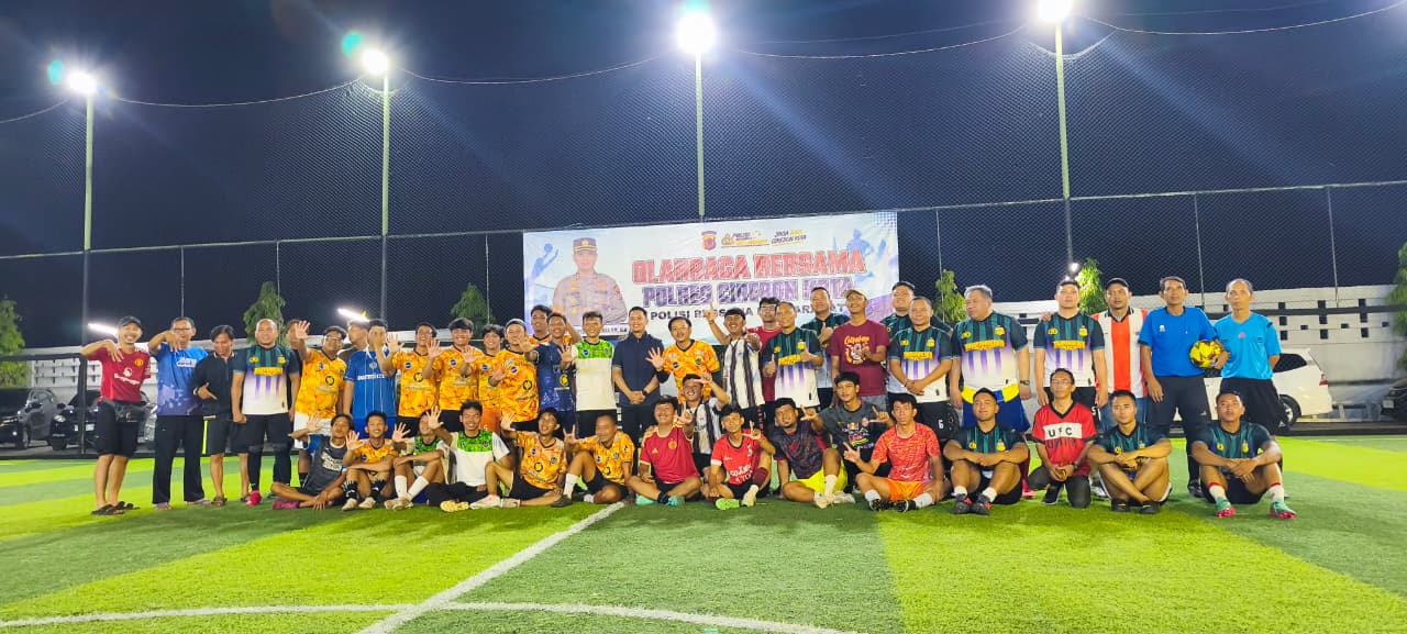 Bobotoh dan The Jakmania Kompak Main Mini Soccer di Cirebon, Kapolres Sampaikan Pesan Persaudaraan