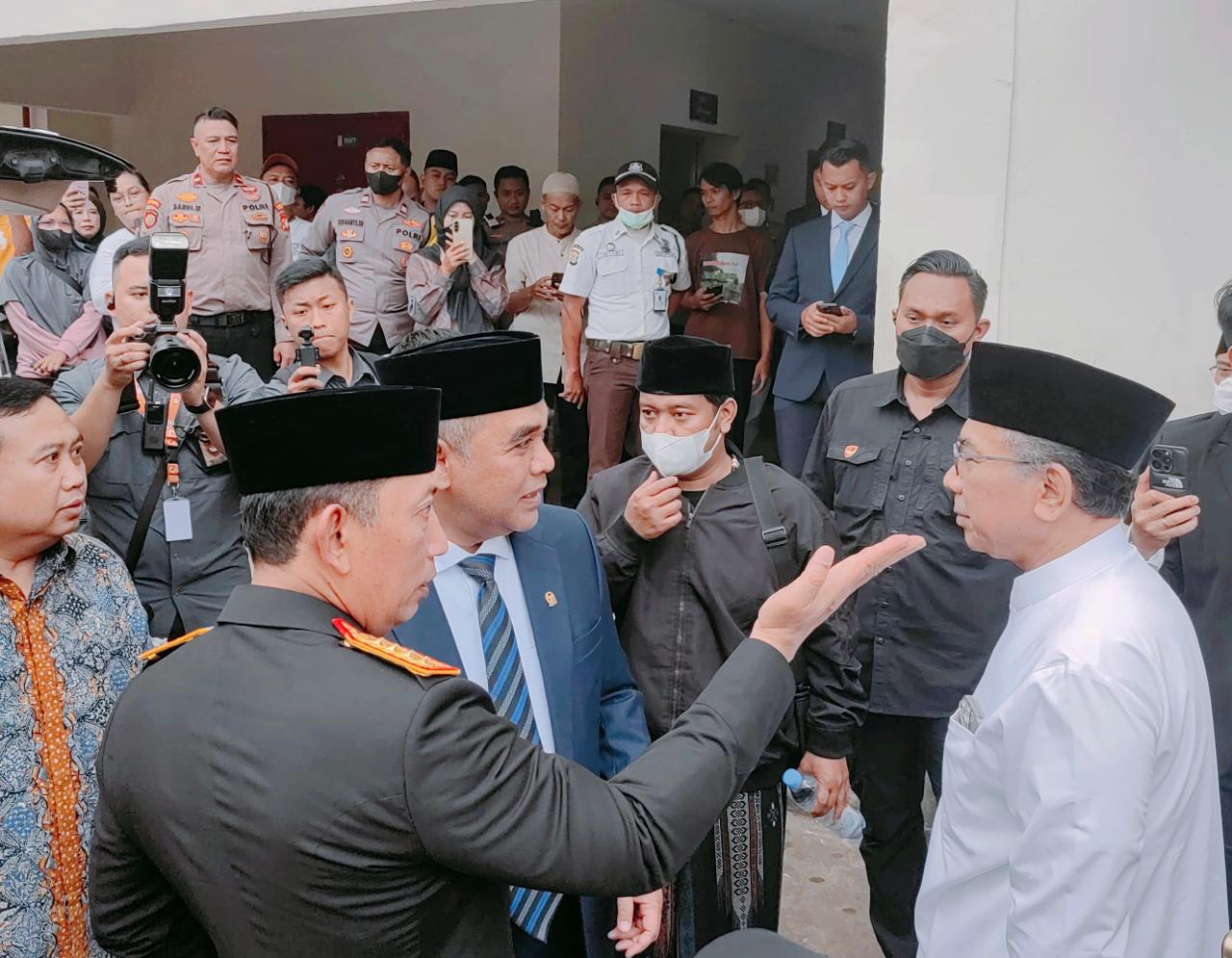 Kapolri, Ketua MPR, Ketua PBNU Lepas Jenazah KH Adib Rofiuddin Izza