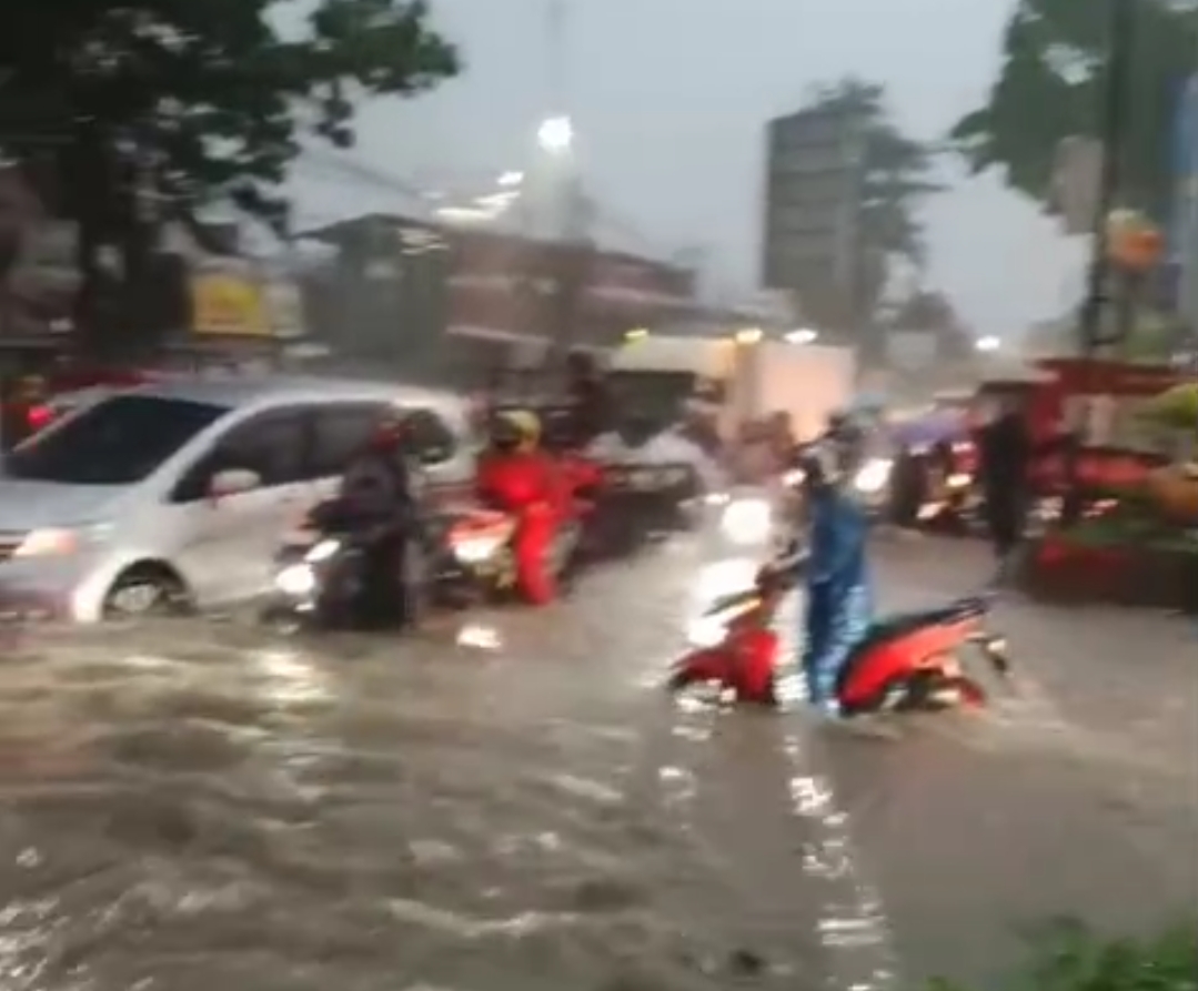 Jalan Cirebon–Sumber Lumpuh Total! Banjir Setinggi Lutut Bikin Kendaraan Mogok