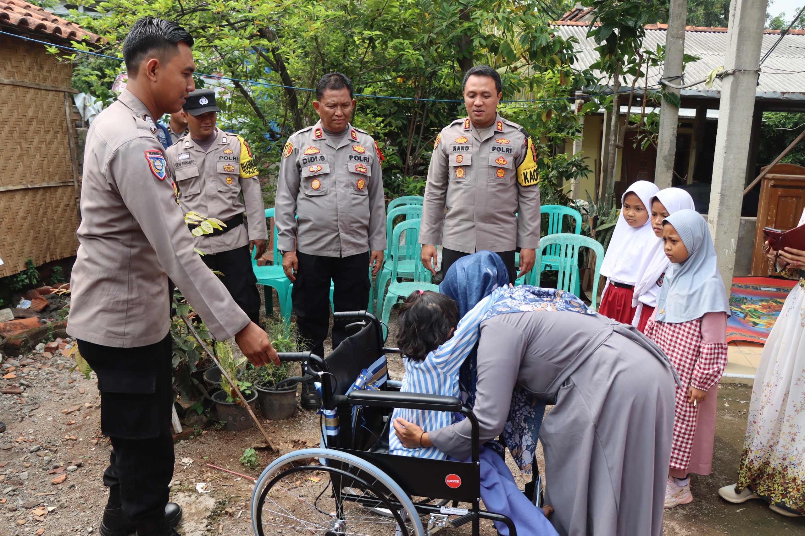 Peduli Terhadap Pendidikan, Kapolres Ciko Serahkan Bantuan Kursi Roda ke Siswa Difabel 