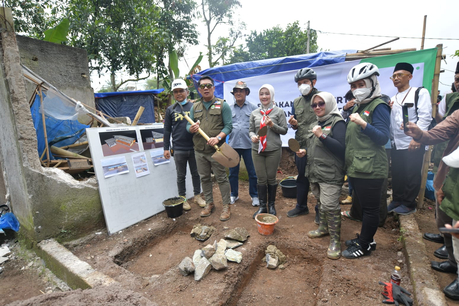 Ridwan Kamil Lakukan Peletakan Batu Pertama Fasilitas Umum di Desa Rancagoong