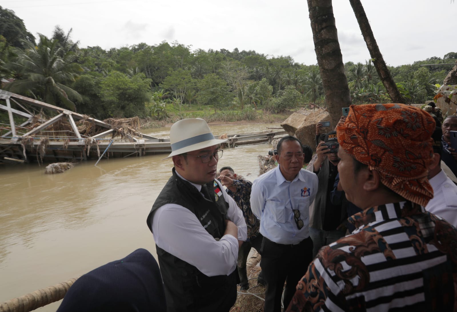 Ridwan Kamil Kunjungi Salurkan Bantuan Kemanusiaan Kepada Warga Terdampak Banjir di Lebak Banten
