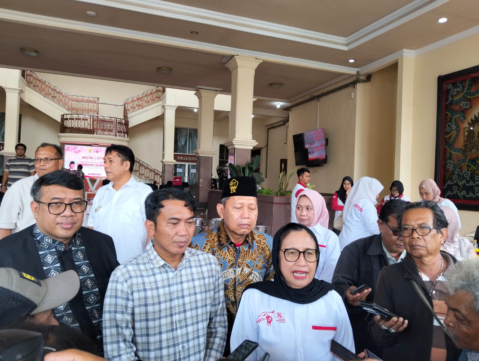 Senyum Lebar Tukang Becak Menerima Bantuan Presiden Becak Listrik Senilai Rp22 Juta