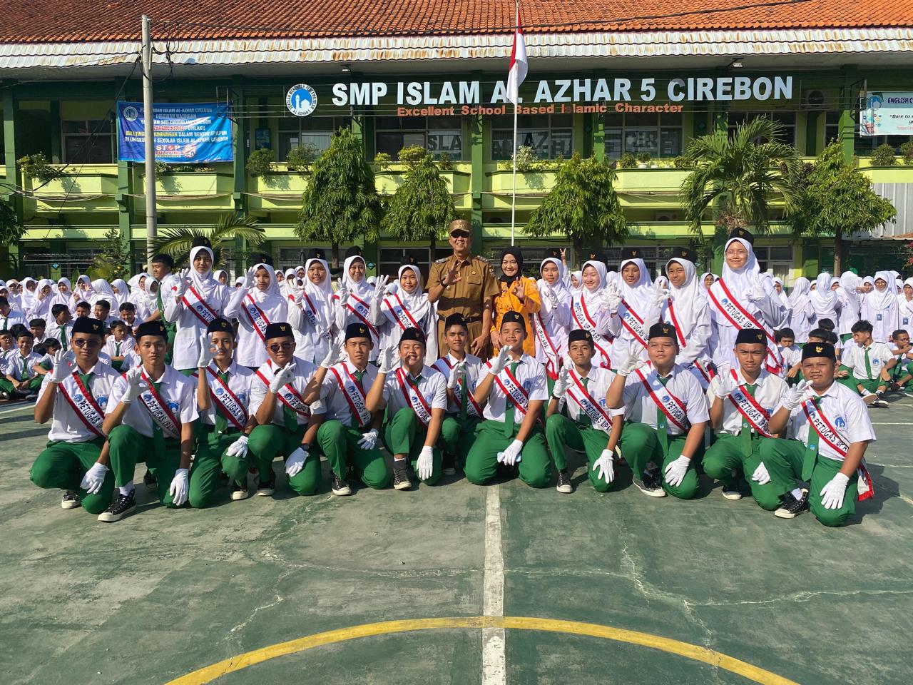 Pj Walikota Menjadi Pembina Upacara di SMP Islam Al Azhar 5 Cirebon 