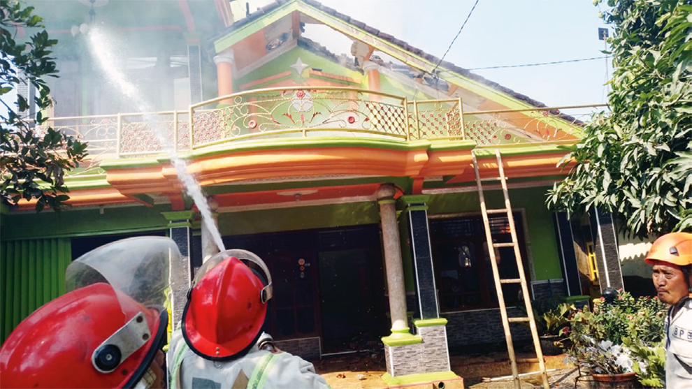 Masak Air Pakai Kayu Bakar Kebakaran, Rumah 2 Lantai di Dukupuntang Dilalap Si Jago Merah