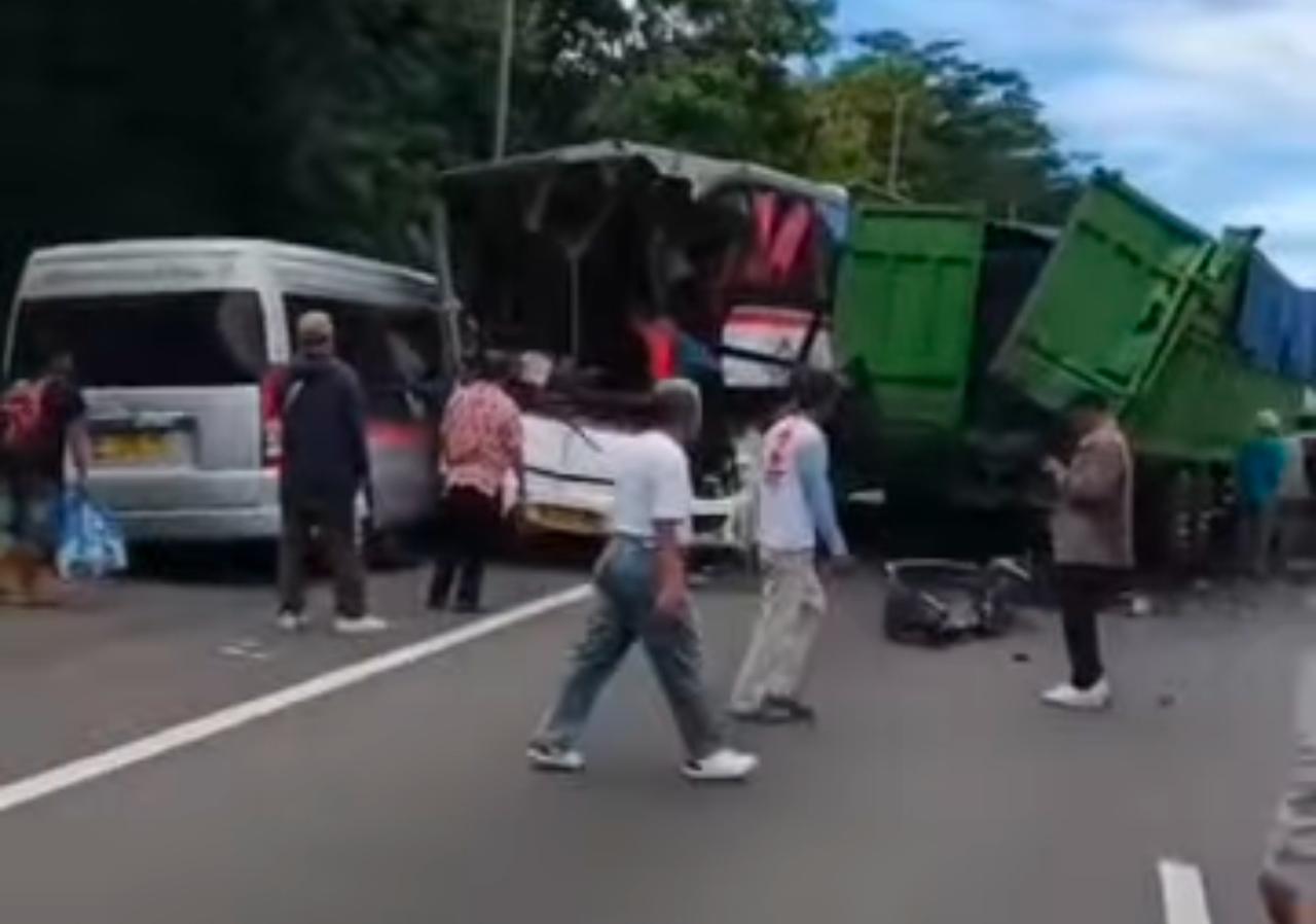 BREAKING NEWS: Terjadi Kecelakaan di Km 97 Tol Purbaleunyi, Libatkan Truk, Bus dan Travel