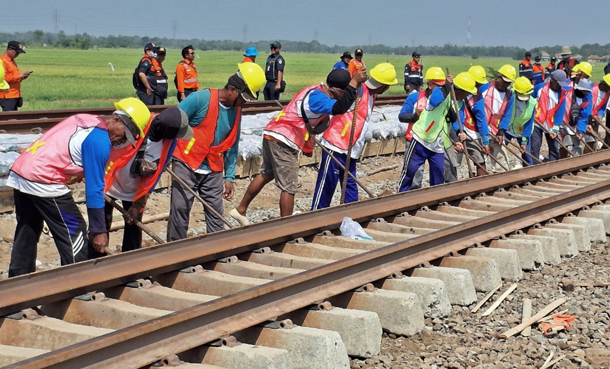 Demi Keselamatan, KAI Daop 3 Cirebon Ganti 13.662 Bantalan Beton Rel Kereta