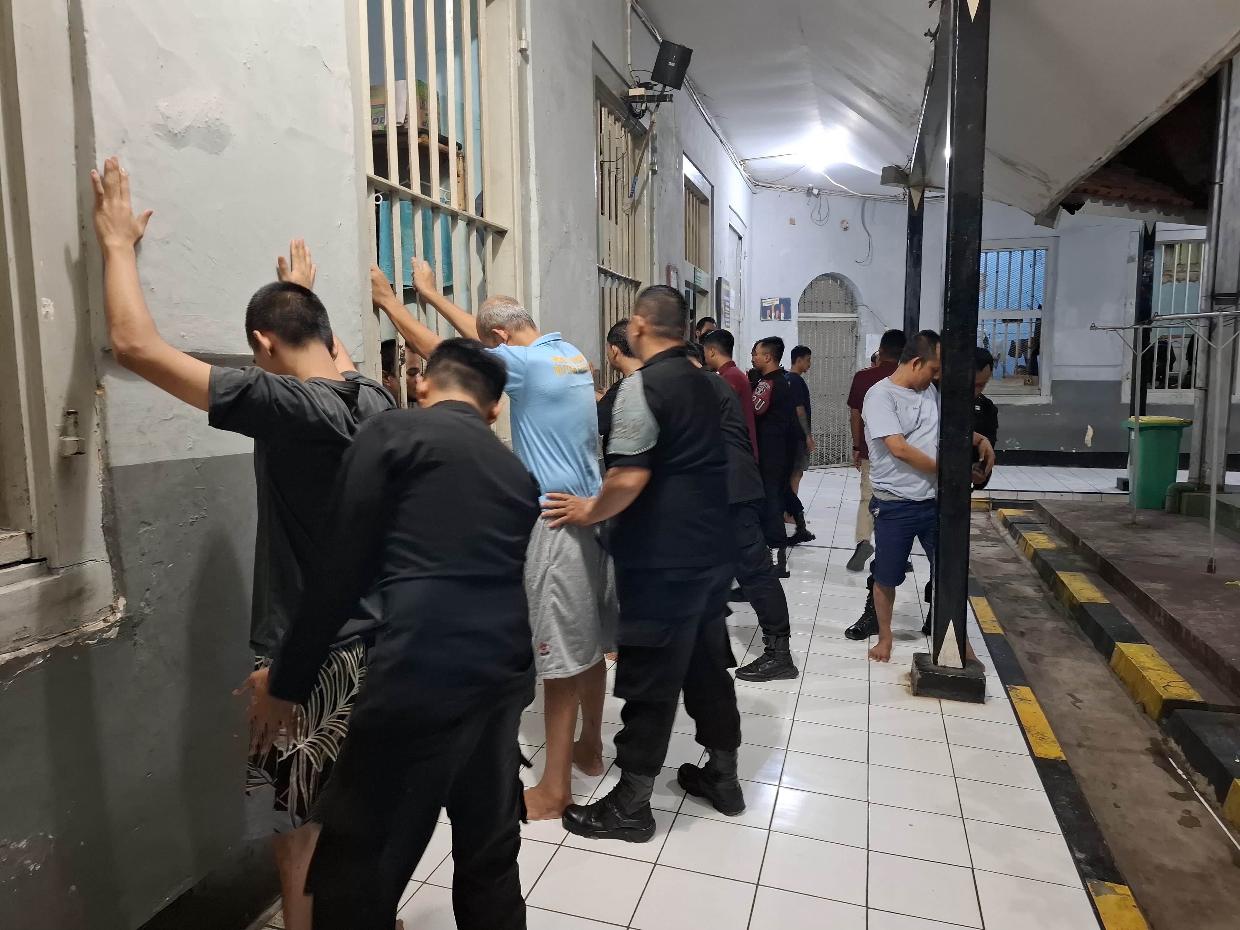 Petugas Razia Kamar Warga Binaan di Rutan Cirebon, Temukan Benda Terlarang