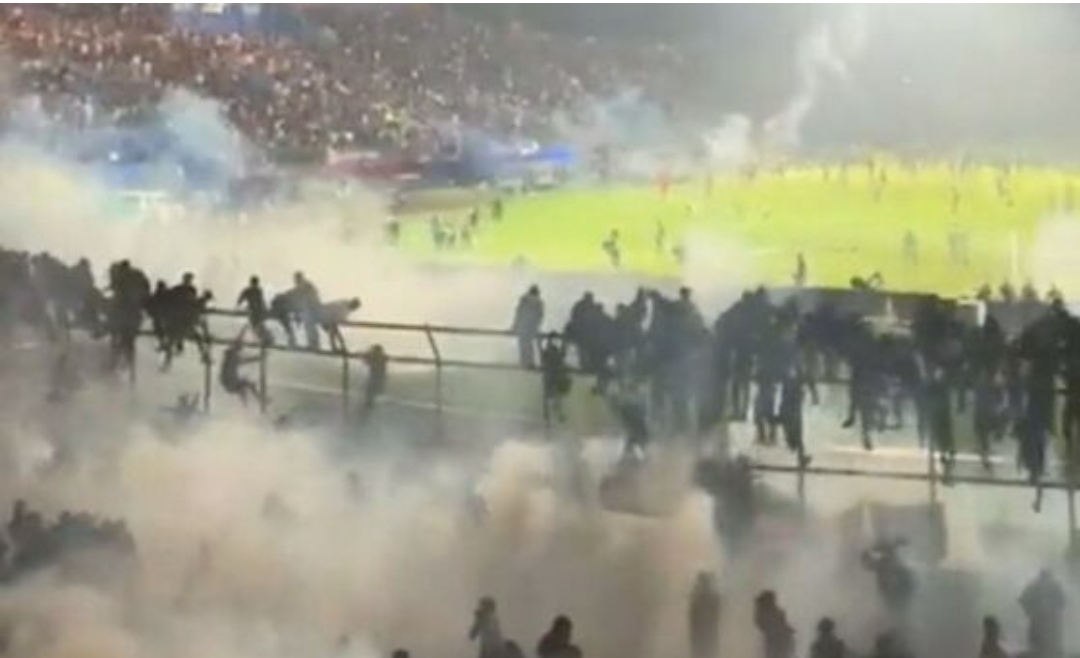 Viral! Fans Arema Menyalami Polisi di Kanjuruhan Minta Jangan Menembakkan Gas Air Mata