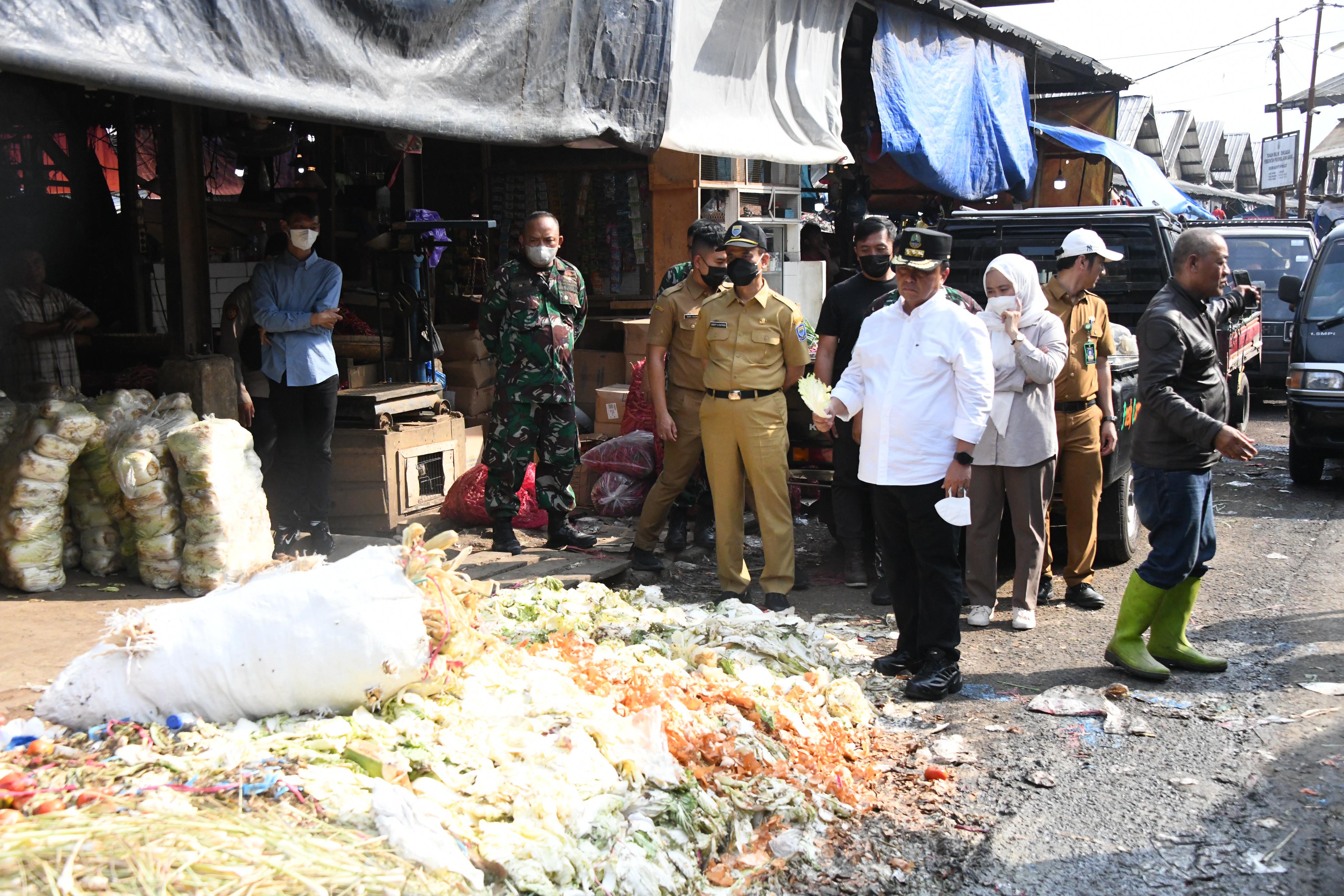 Sekda Jabar Koordinasikan Penanganan Sampah Pasar Caringin