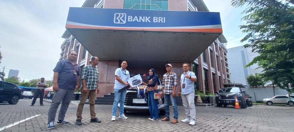 BRI Cabang Cirebon Kartini Serahkan Hadiah Mobil Avanza Kepada Pemenang Undian PHS