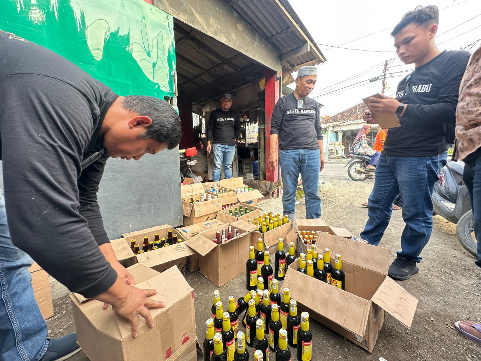 Polresta Cirebon Sita 1.892 Botol Miras, Operasi Pekat Jelang Lebaran Diperketat