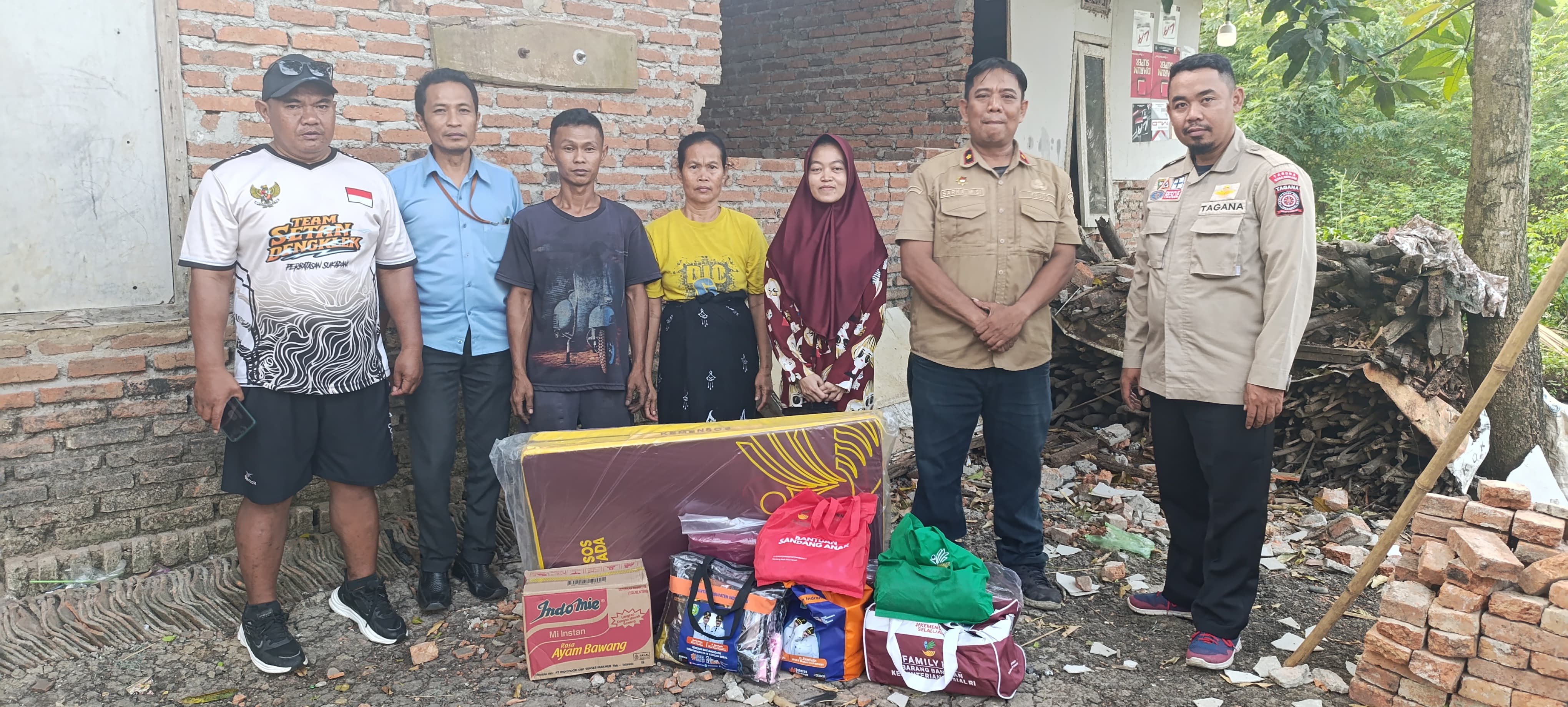 Bupati Lucky Hakim Salurkan Bantuan untuk Korban Rumah Roboh di Sukadana Tukdana