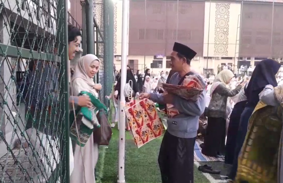 Pedagang Plastik Bekas Raup Rezeki saat Shalat Id di Tuparev Cirebon