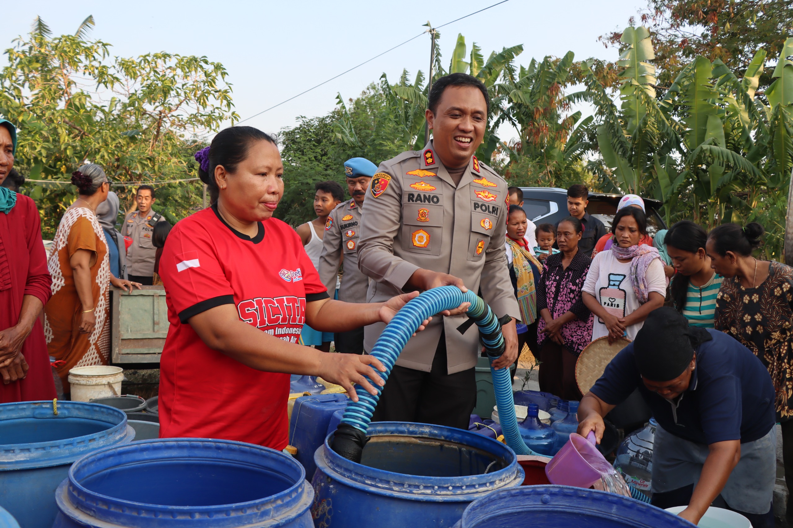 Polres Ciko Kembali Memberikan Bantuan Air Bersih ke Masyarakat Terdampak Kekeringan