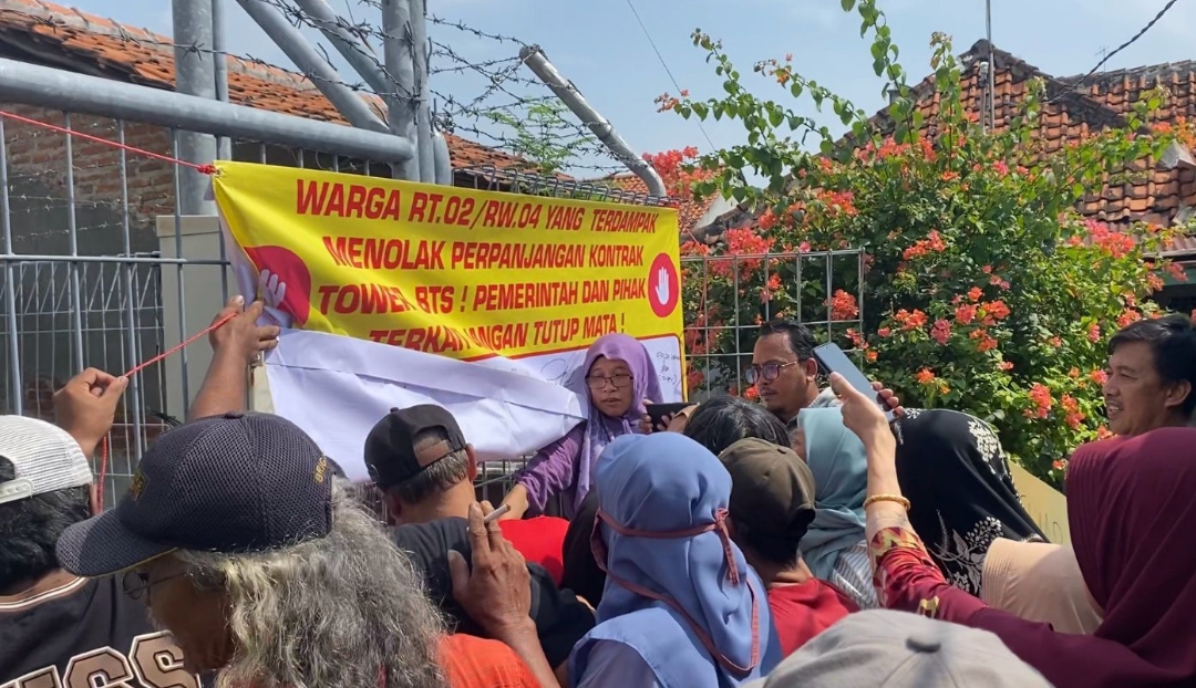 Warga Pancuran Barat Cirebon Demo Tower BTS, Gerbang Digembok dan Minta Dibongkar