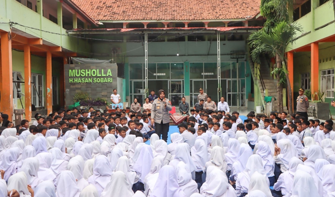 Kapolresta Cirebon Datangi Yayasan Islamiyah Weru, Ajak Siswa Jauhi Narkoba