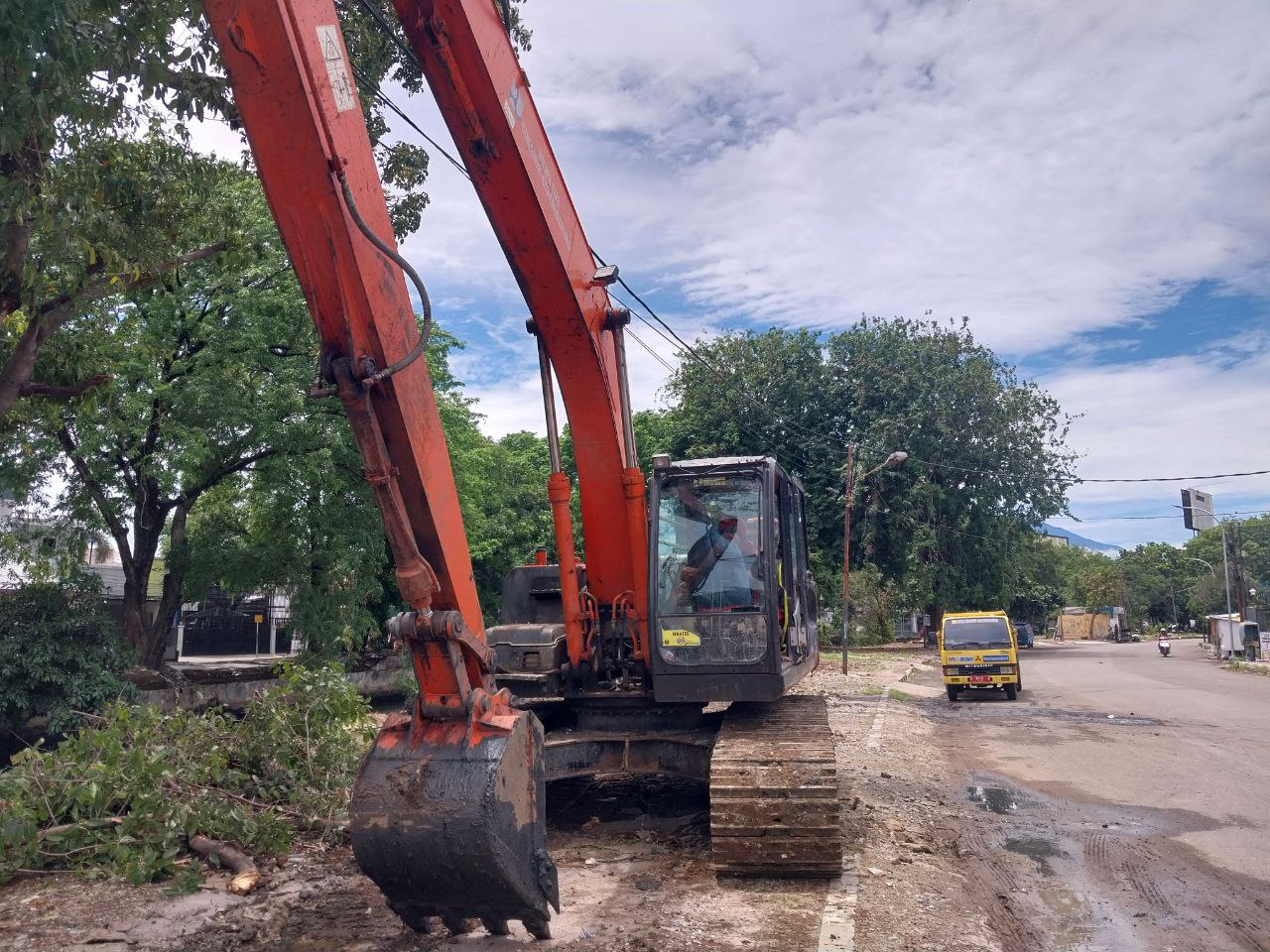 Minim Truk Angkut Lumpur, Normalisasi Sungai Sukalila Tersendat