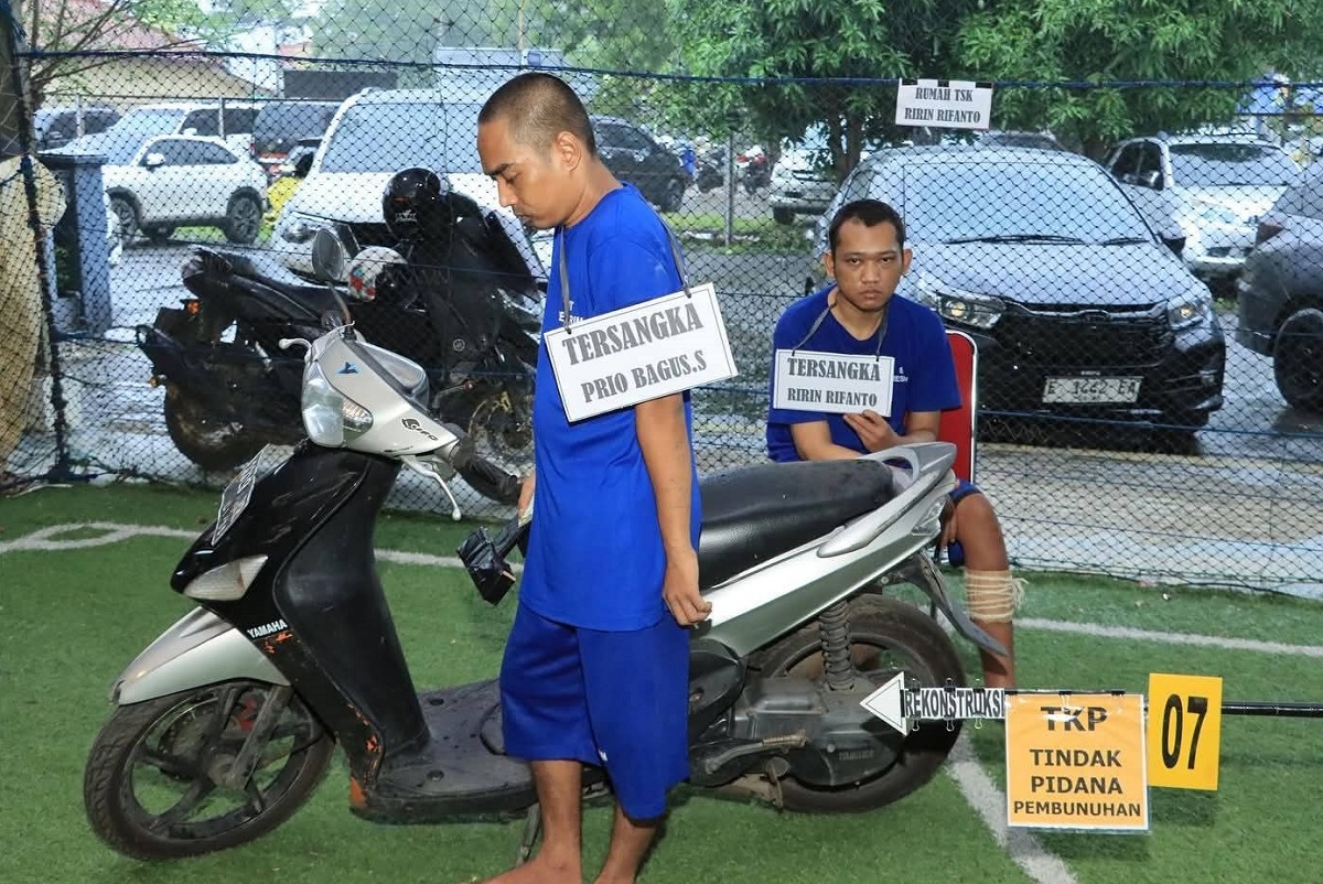 Dari Rekonstruksi Pembunuhan Sahroni dan Keluarga di Indramayu, Niko: Nyawa Dibayar Nyawa!