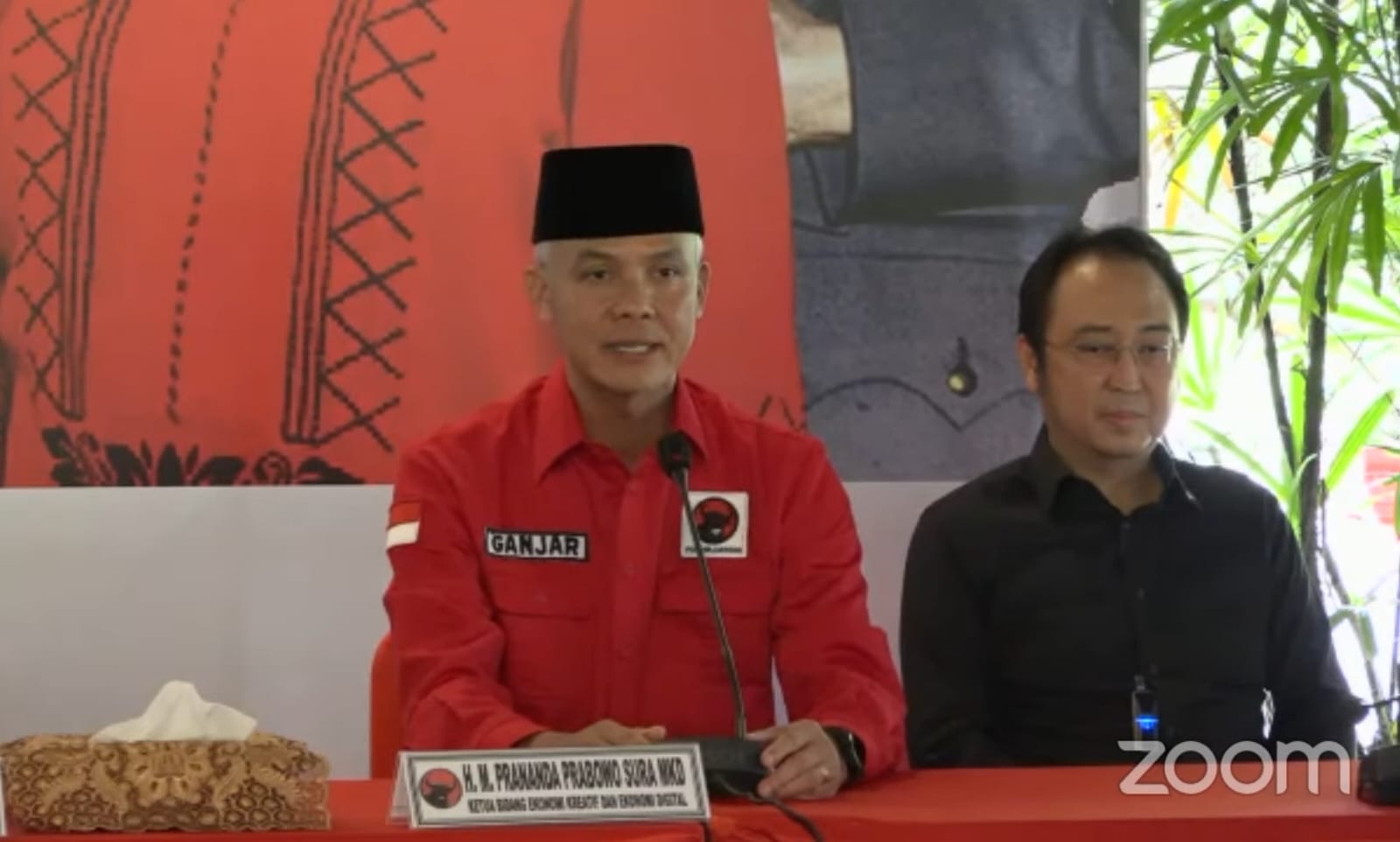 PAKAI KOPIAH, Ganjar Pranowo Ditetapkan Jadi Capres PDIP, Jokowi: Merdeka, Merdeka, Merdeka