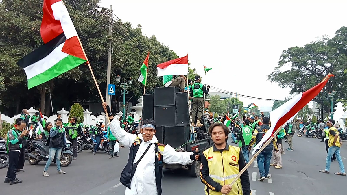 700 Ojol Cirebon Ikut Aksi Damai Peduli Palestina, Orasi di Depan KFC dan McDonald's 