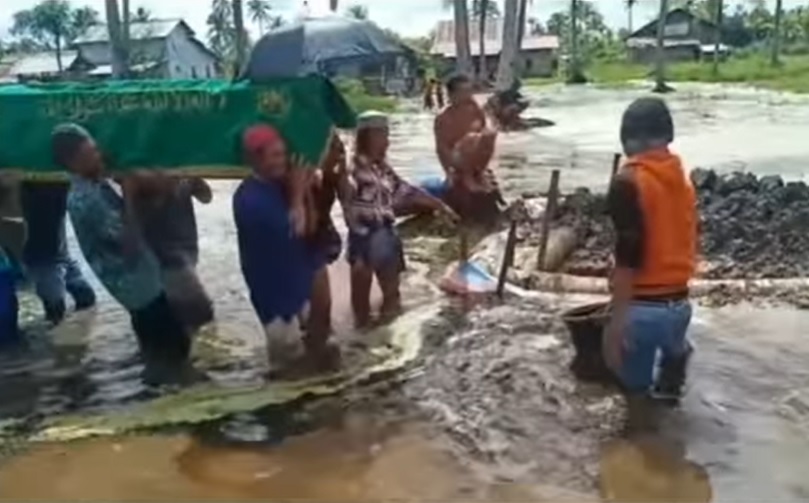 Viral Warga Kubur Jenazah Dalam Kondisi Banjir, Begini Hukum Dalam Islam