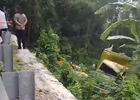 Kecelakaan di Plangon Cirebon, Tabrak Pembatas, Truk Masuk Parit