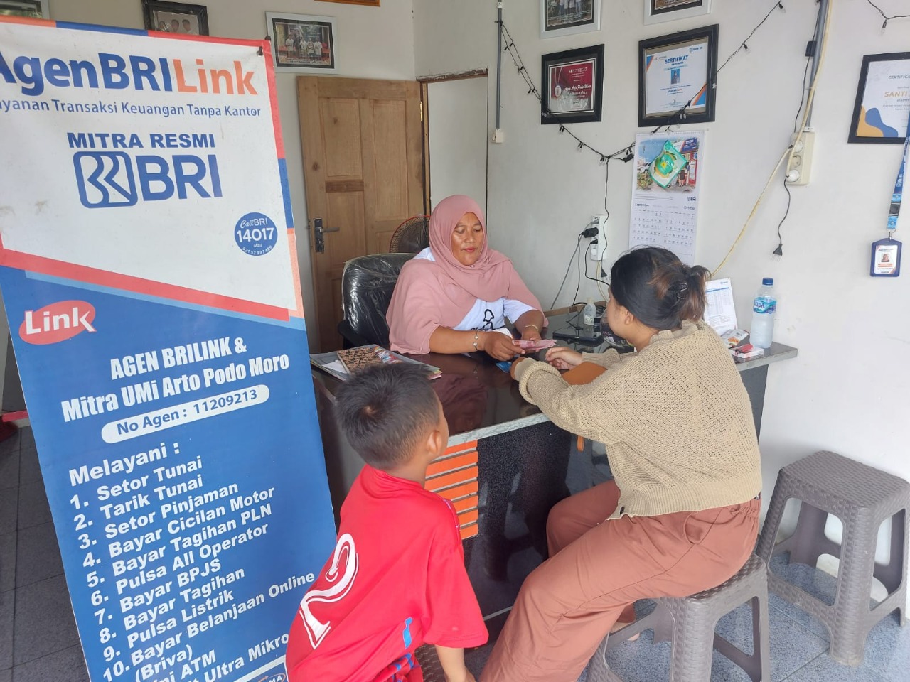 Selamatkan Masyarakat dari Jerat Rentenir, Perempuan Ini Sukses Jadi Agen BRILink & UMi