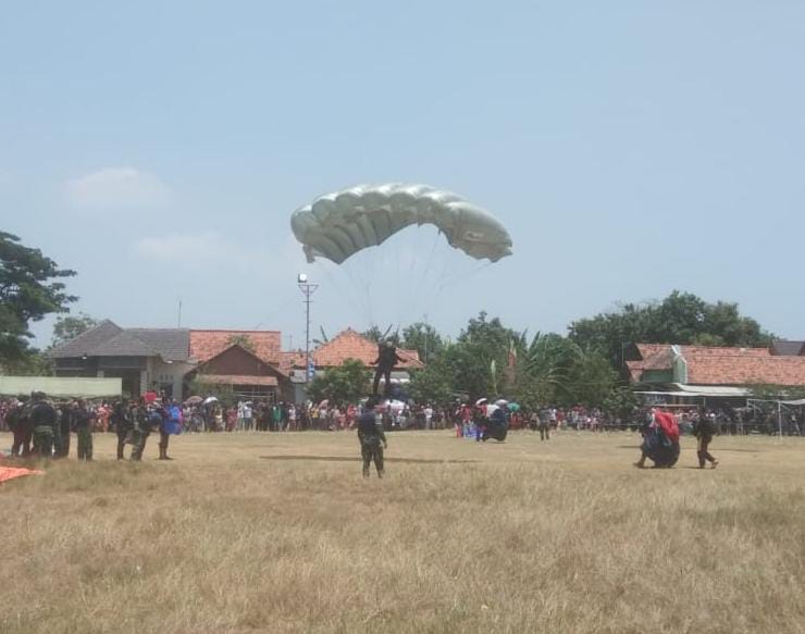 Aksi Terjun Payung Pasukan Elite TNI AL di Langit Cirebon