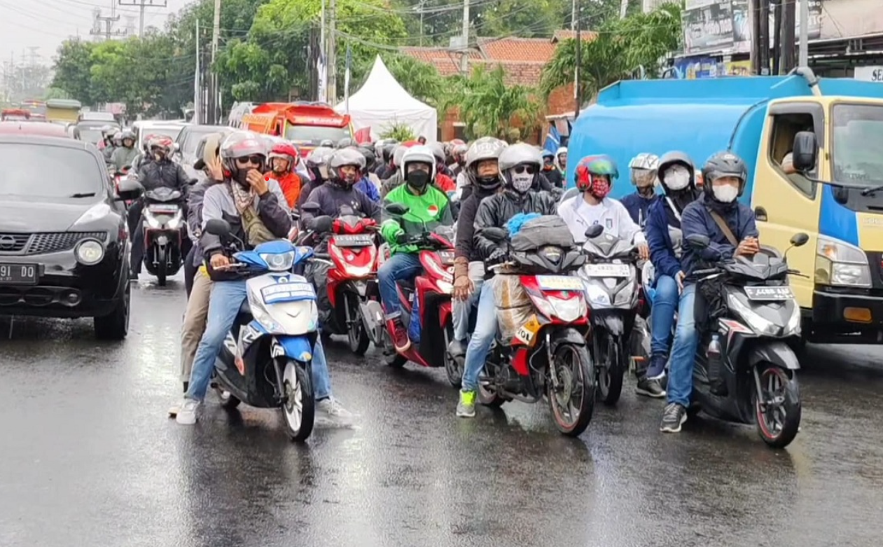 Masih Ramai, Ribuan Kendaraan Pemudik Melintasi Jalur Pantura Cirebon di Malam Lebaran