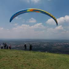 Liburan Anti Mainstream! View Kabupaten Majalengka di Ketinggian dengan Paralayang Gunung Panten