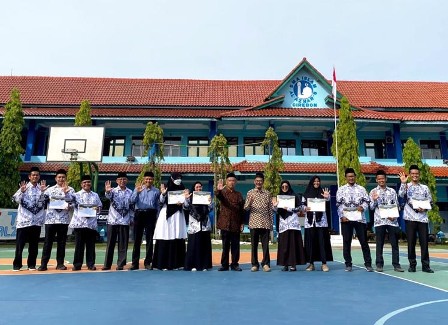 SMA Islam Al Azhar 5 Cirebon Beri Penghargaan Kepada Guru 