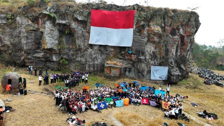 Bendera Merah Putih Raksasa Berkibar di Tebing Taman Cisantana, Tandai 10 Tahun Tradisi KPTMP-SISPALA