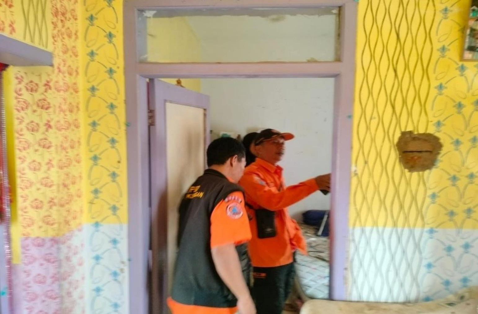 Bencana Alam di Kuningan, Bangunan TK Negeri Amblas, Tembok Rumah Jebol Disambar Petir