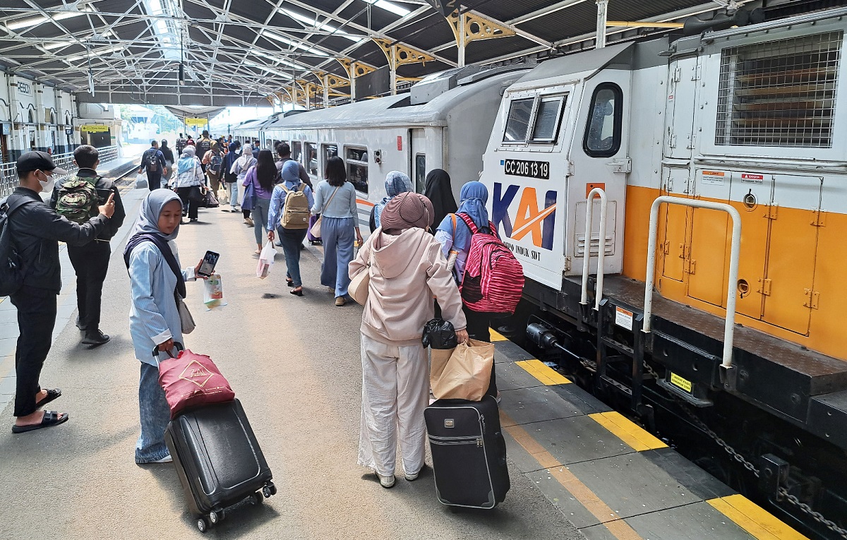 Calon Penumpang Kereta Tahun Baru Stasiun Cirebon Kejaksan dan Prujakan, Ada Pesan Penting dari PT KAI 