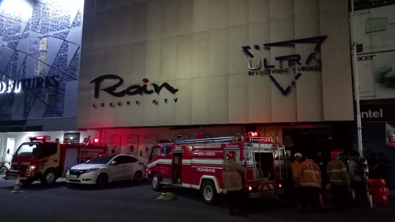 Karaoke Rain Cirebon Kebakaran, Petugas Damkar Kesulitan karena Asap Pekat
