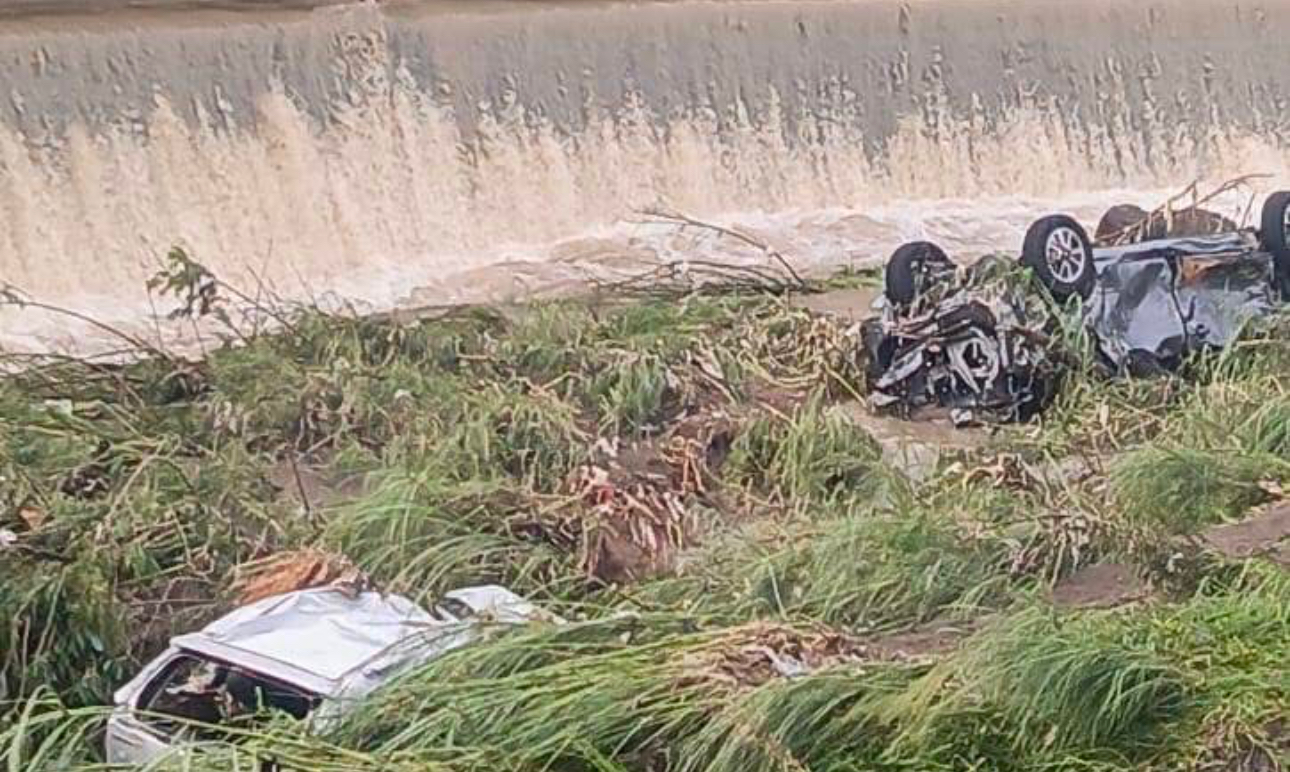 Begini Penampakan Mobil Terseret Banjir di Sungai Tambak Cirebon
